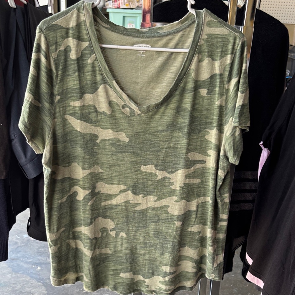 Old Navy Women's Camo V-Neck Short Sleeve Tee in Olive and Tan